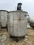 Емкость нержавеющая, объем — 2 куб. м. вертикальная, мешалка доставка из г.Москва